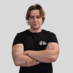 Le coach sportif Quentin pose pour une photo de présentation professionnelle