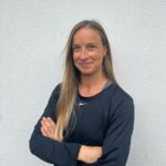 La coach sportive Lison posant pour une photo de présentation professionnelle