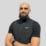 Le coach sportif Yanis posant pour une photo professionnelle de présentation